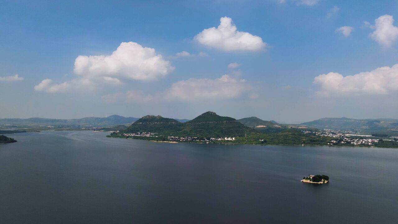 航拍秋日枣庄岩马湖 湖光山色风景如画