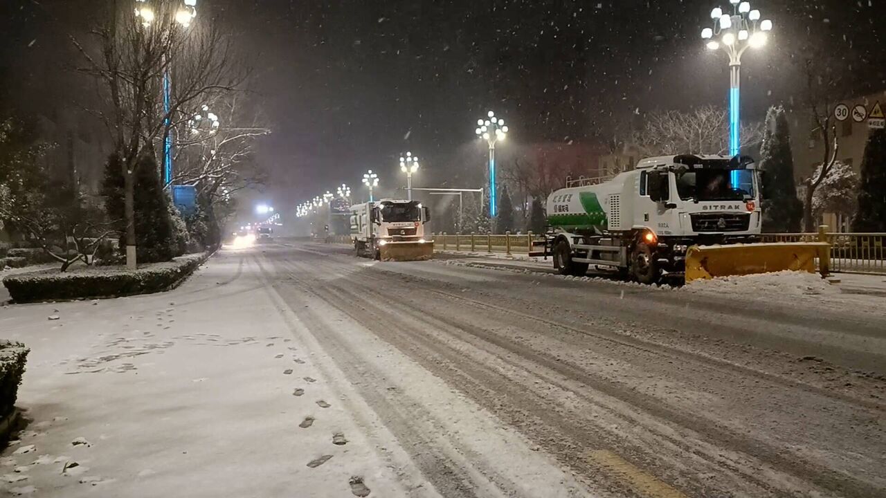 雪落水城!聊城环卫2000人次以雪为令 昼夜坚守护出行