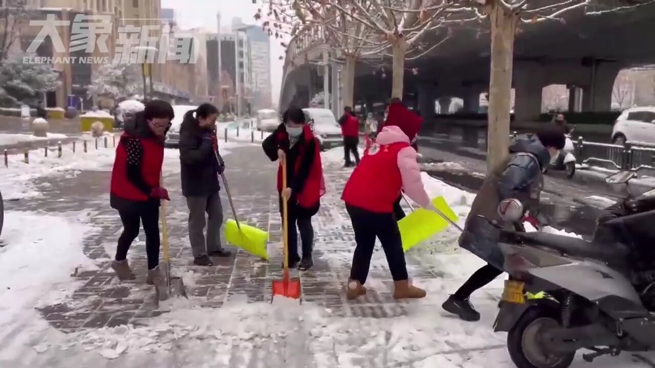 郑州:一场大雪之后他们忙碌了起来