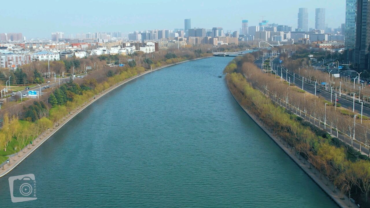 河南郑州郑东新区烟花三月的东西运河的美丽春景