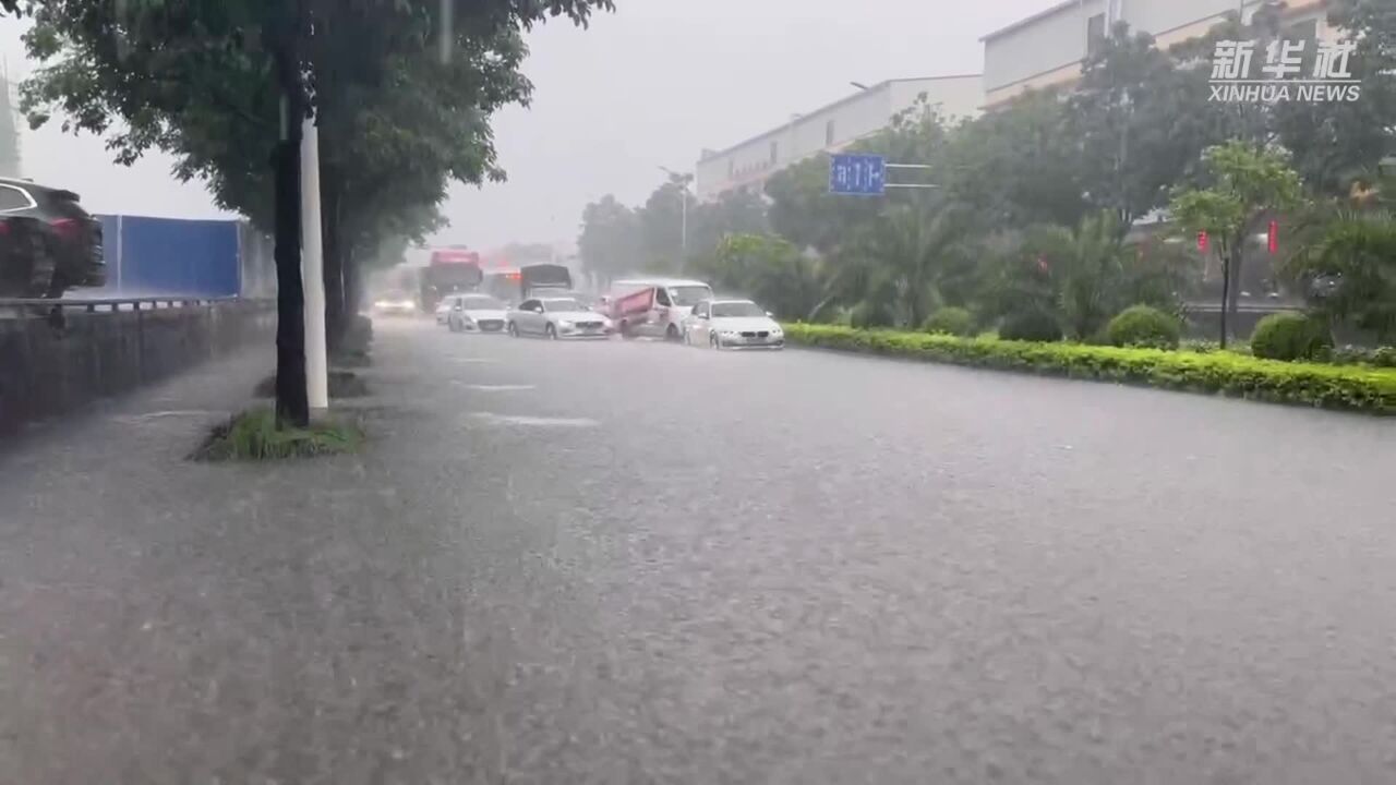 广西南宁:强降雨致多地内涝 各方紧急救援