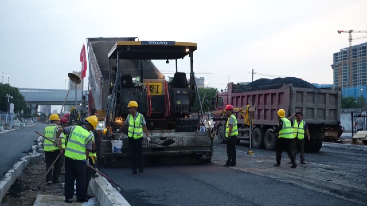 欧亚一路市政工程项目完成试验段铺筑