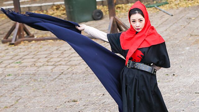 弟弟别闹姐姐抱抱