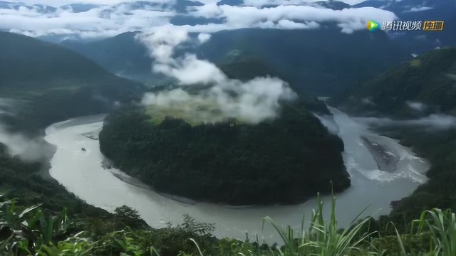 雅鲁藏布江鬼斧般的果果塘大拐弯 道路艰险但美景奇胜