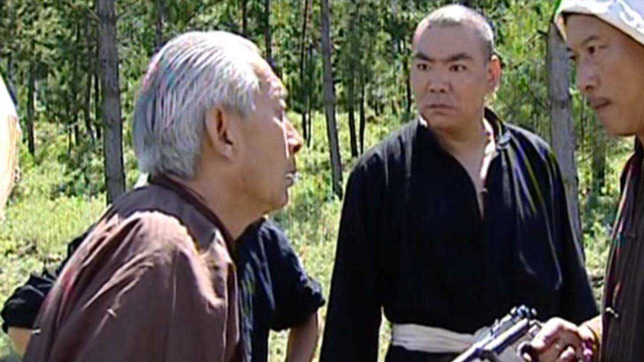 《这群汉子》第4集02：板子跪地求粮，为百姓求来粮食