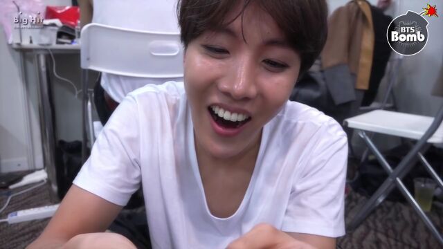 [BANGTAN BOMB] jhope is trying to wear contact lenses.  BTS (防弹少年团)