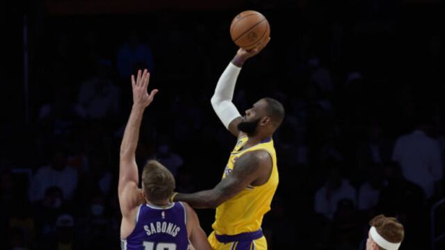 国王105-75湖人 詹姆斯4分浓眉11分湖人不敌国王