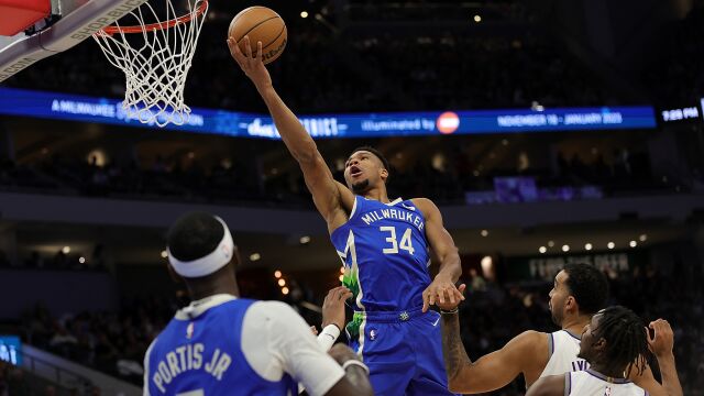 字母哥vs国王集锦 内外开花35+6+7率队胜国王