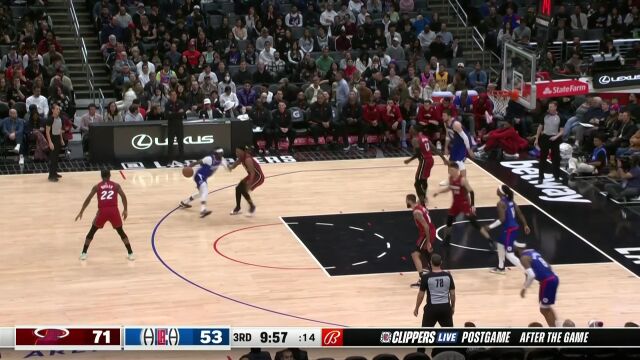 扛着炸药包就往篮下冲 杰克逊突破上篮打成2+1