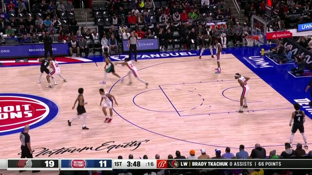 进攻端予取予求 利拉德里突外投接连砍下5分