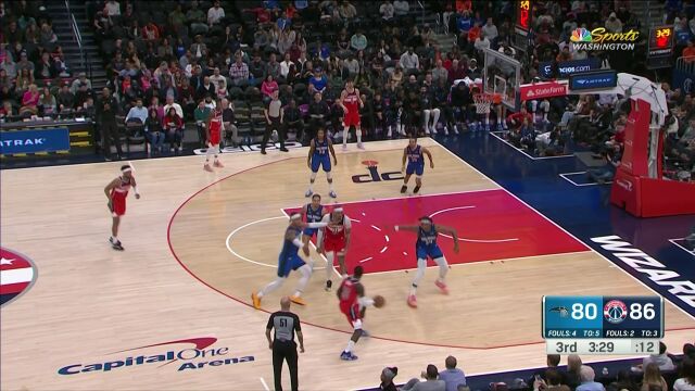 中锋也有拉杆梦 加福德拉杆上篮造成2+1