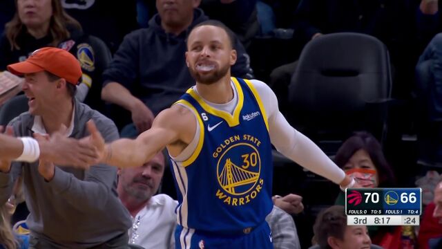 是不是差点儿滑倒？库里反应机敏顺势出手打成2+1