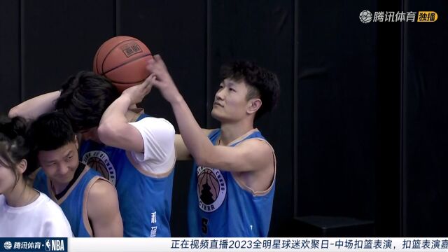 中场扣篮大赛 李和旭第一扣飞跃三人双手背扣