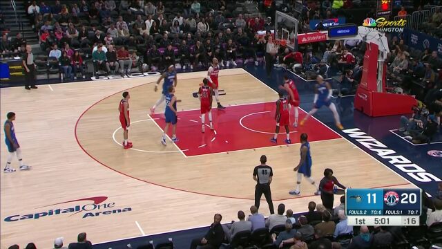 这个得分来的太及时了！班凯罗无视防守突破上篮造成2+1