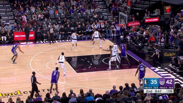 游刃有余！莱尔斯禁区游走抬手上篮打成2+1