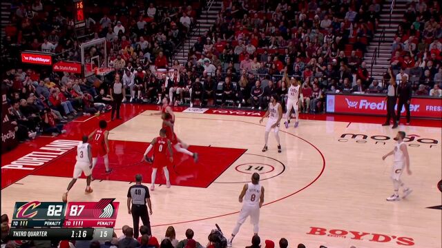 米切尔干拔三分命中 利拉德连续冲击内线强势回应