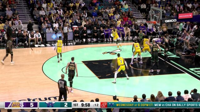 华盛顿大臂一挥送妙传 三球倒退至底角接球就扔