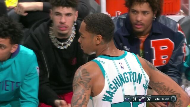 罗齐尔精准预判给出完美提前量 PJ华盛顿顺势起飞滑翔炸筐