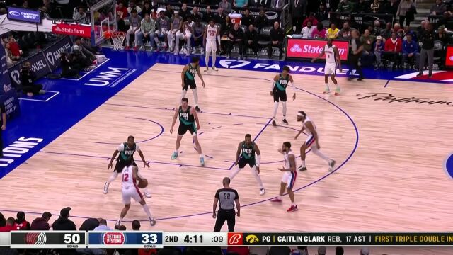 利拉德外线祭出穿云箭 利弗斯无惧对抗强打上篮还击