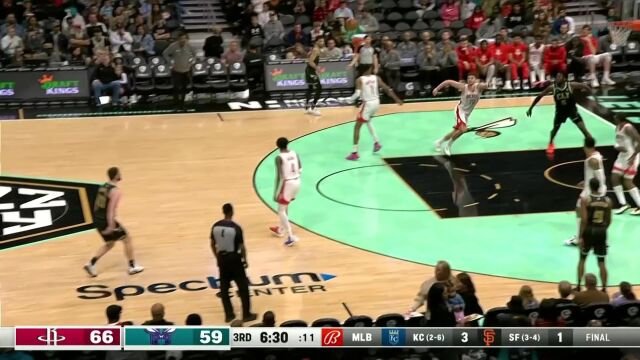 自投自抢自给自足 马克-威廉姆斯抢下进攻篮板暴扣得手