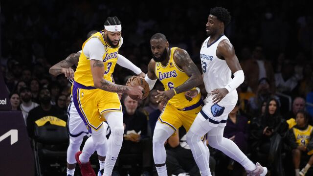 灰熊111-117湖人 詹姆斯22+20屡进关键球拿到系列赛赛点