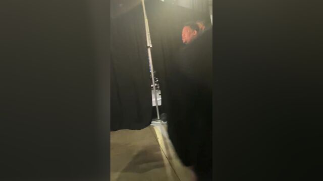 看样子状态不是很糟糕！浓眉G5赛后走着离开球馆