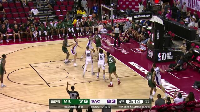 身体天赋肉眼可见！斯劳森大鹏展翅滑翔劈扣技惊四座