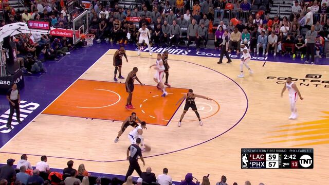 雄赳赳气昂昂 威少背打佩恩强硬上篮打进