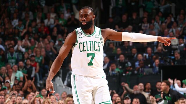 布朗vs热火集锦 23中7得到16分4篮板3助攻状态低迷