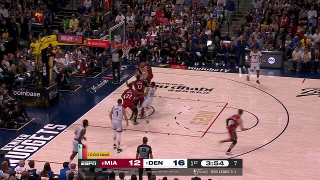 一点儿球是没碰到！马丁无视波普打手对抗依旧把球塞进篮筐