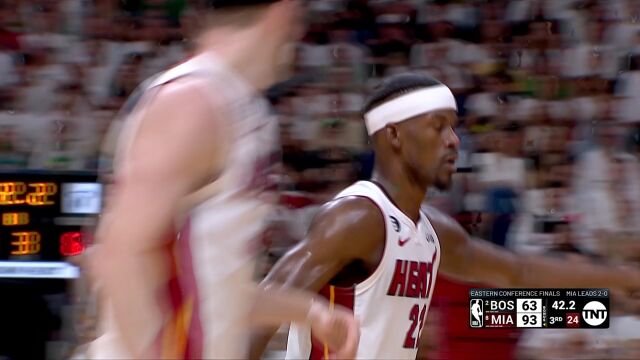 仿佛在思索什么 布朗替补席面色凝重