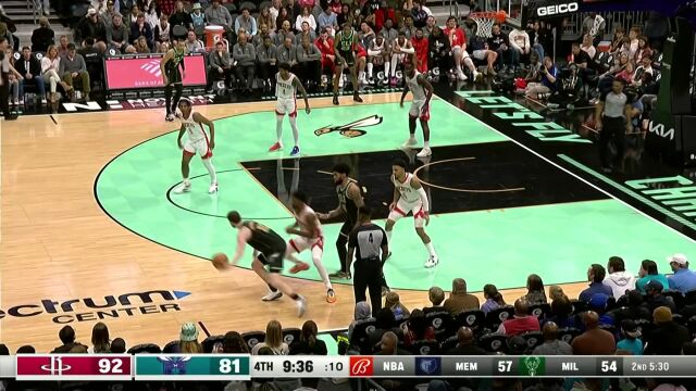 末节决战手感火热 黄蜂末节开始连续三记三分球打停火箭