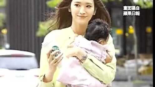 【腾讯视频】 学欧美辣妈街拍  吴佩慈拿咖啡抱幼女