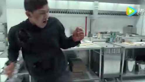 动作片《突袭2》男主角餐厅后厨精彩打斗 拳拳到肉