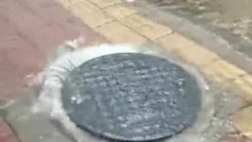 为什么雨天有些下水道井盖会跳跃