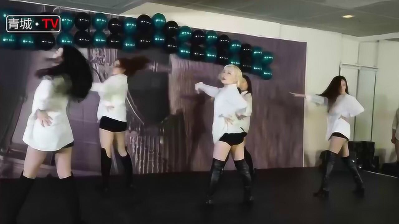 白色短裤美女热舞，身材苗条舞姿火辣性感