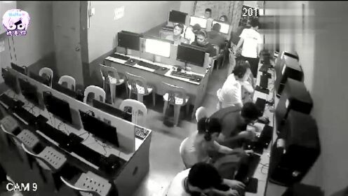 机房打游戏，10秒之后马上扔掉耳机，越南监控直接拍下无语3秒！ - 腾讯视频