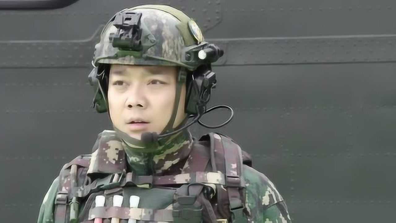 特种兵之霹雳火飞狼他们下飞机了隔着青山都能看到灾区的情况