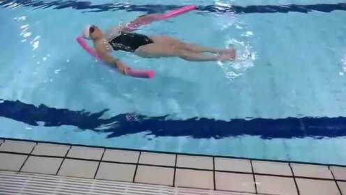 游泳教学：仰面漂浮的技巧，让你不用花太多体力就可以漂浮在水面！ - 腾讯视频