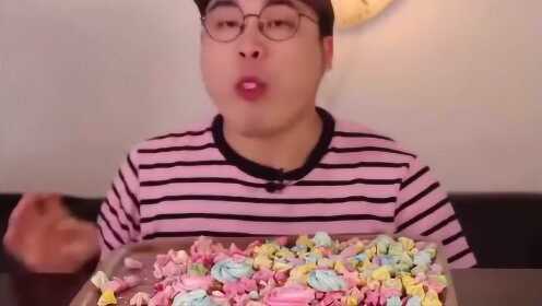 吃播韩国donkey哥吃糖,吃到最后抓起一把就往嘴里塞 - 腾讯视频