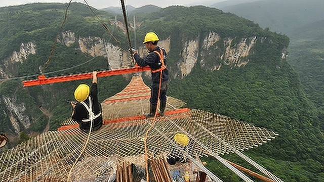 全国景区都想建玻璃栈道,玩起来刺激,但修建工人却是拿命在修建