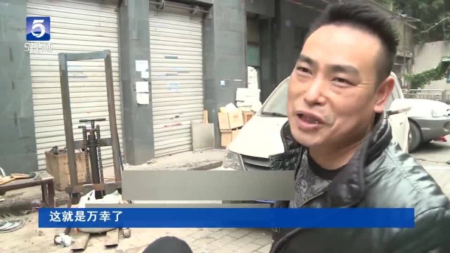 重庆:监控实拍小区高空掉下一扇玻璃窗 吓坏住户“像地震一样”