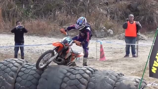 stunt特技,驴友们的摩托特技表演,真酷!