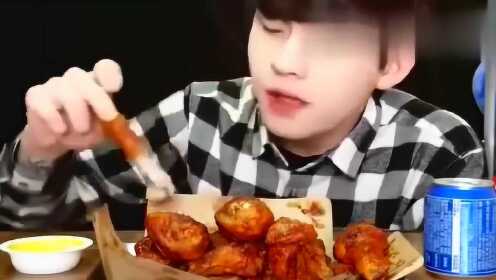 韩国吃播帅气小帅哥吃炸鸡 这一口一口太满足了！