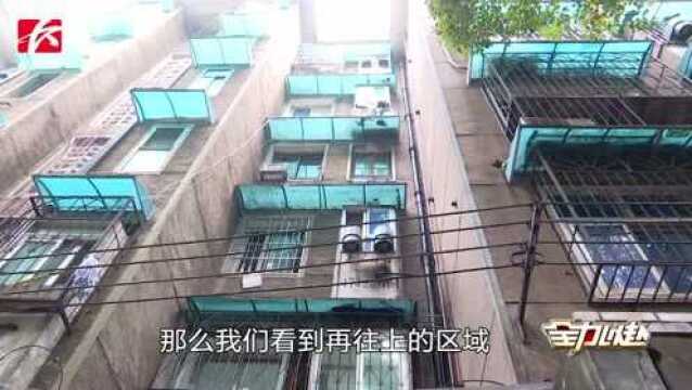 小区外墙水管堵塞雨水渗透严重,居民家中如“下雨”