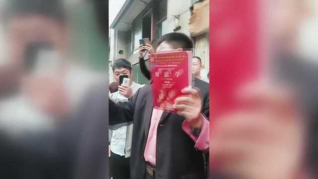 上海网红流浪大师沈巍网络爆红 现场律师也来蹭热度