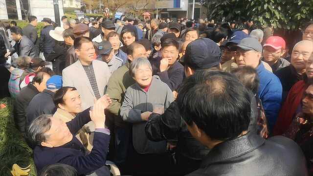 探访上海“马路股市沙龙” 热议股市话题堪称“街头股吧”