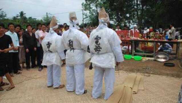 民间阴师现场上演人鬼对话,派遣阴差满足老农心愿,专家:催眠术