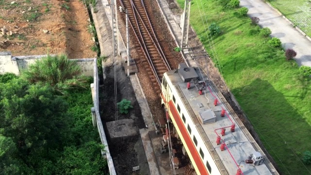 你知道怎样把多股铁道合并成单股铁道吗,实拍火车变轨过程