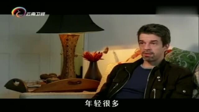 《欲望号街车》,马龙白兰度饰演肌肉健硕的蓝领工人,一炮走红